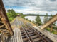 Een trein nadert een spoorbrug in Zweden. Treinreis naar de poolcirkel.