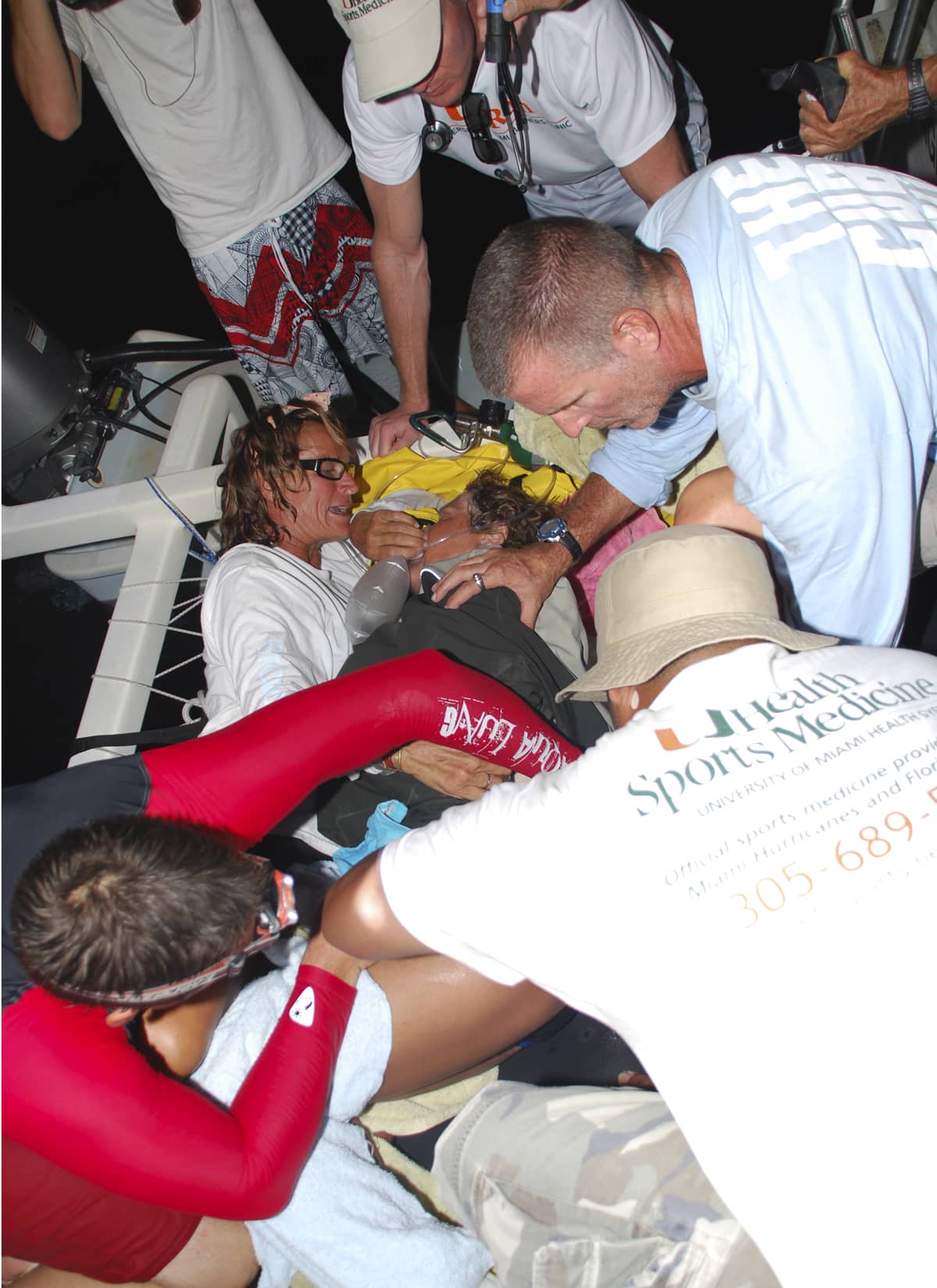 Diana Nyad krijgt eerste hulp nadat zij, tijdens haar poging om van Cuba naar Florida te zwemmen, is gestoken door een kubuskwal.