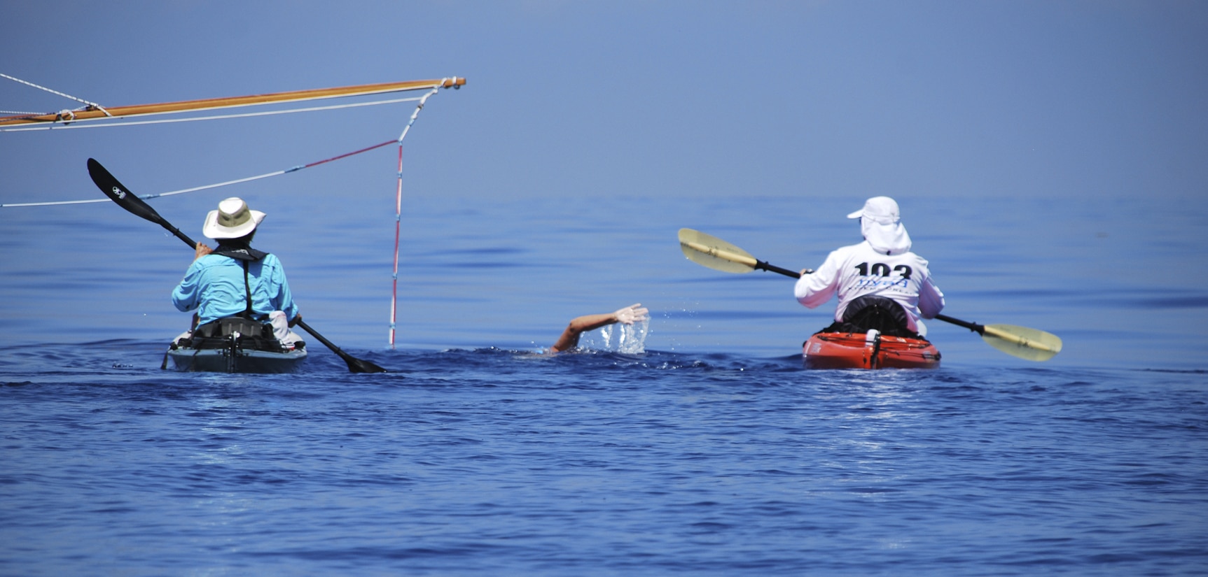 Diana Nyad tijdens de zwemtocht van Cuba naar Florida. Bekijk de film 'Nyad'.