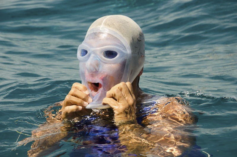 Diana Nyad in zee met een masker dat haar gezicht moet beschermen tegen kwallenbeten, tijdens haar zwemtocht van Cuba naar Florida.