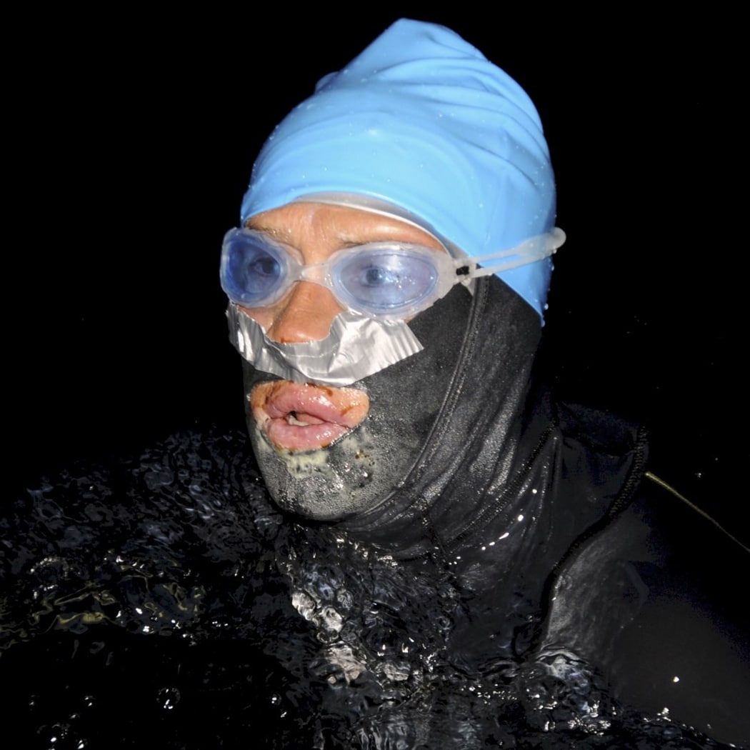Diana Nyad met beschermende badmuts, duikbril en een dikke laag crème op haar gezicht, tijdens haar poging om van Cuba naar Florida te zwemmen.