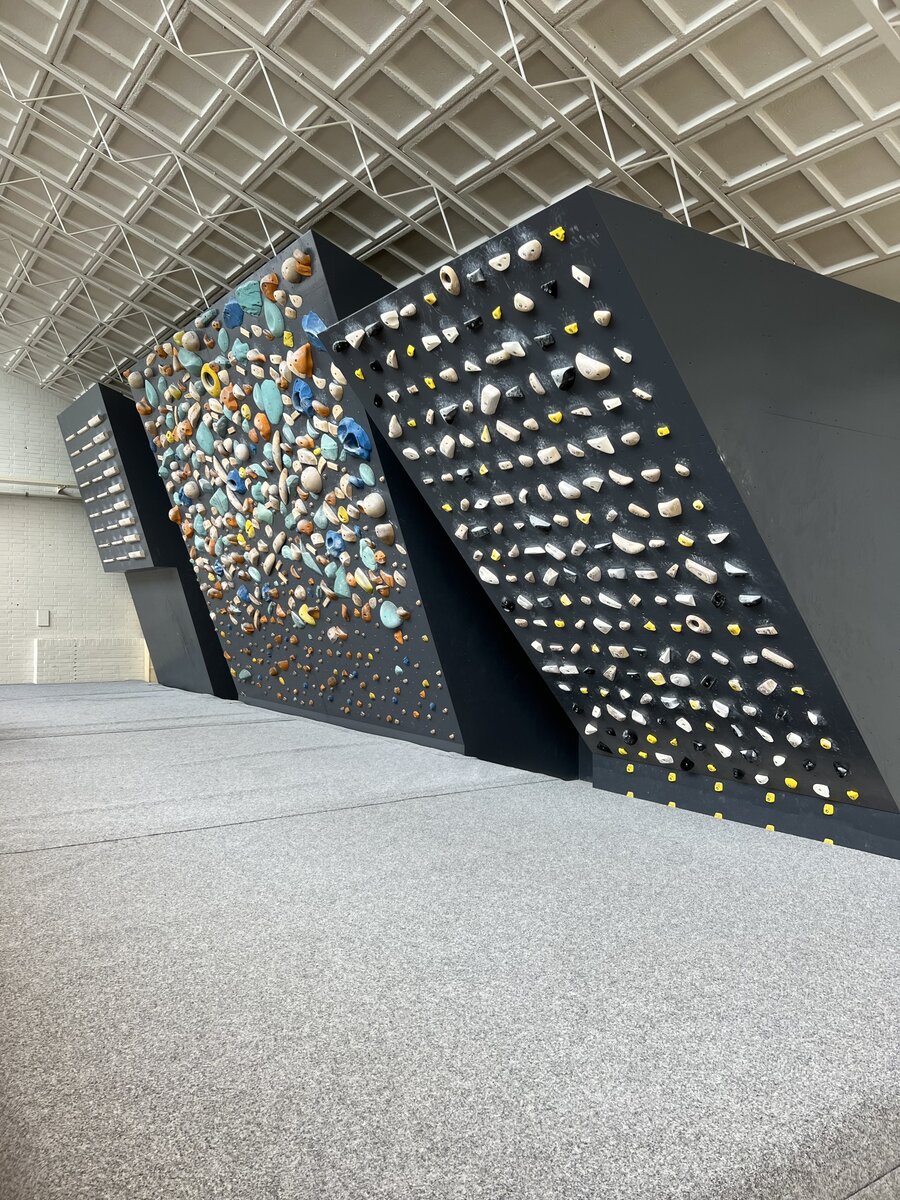 boulderhal in nederland. boulderwand met verschillende klimgrepen