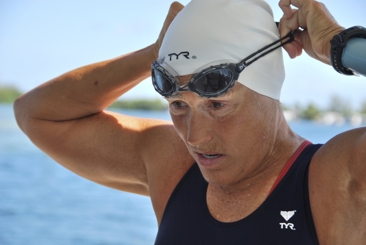 Diana Nyad in zwart badpak met witte badmuts, vlak voor haar poging om van Cuba naar Florida te zwemmen.