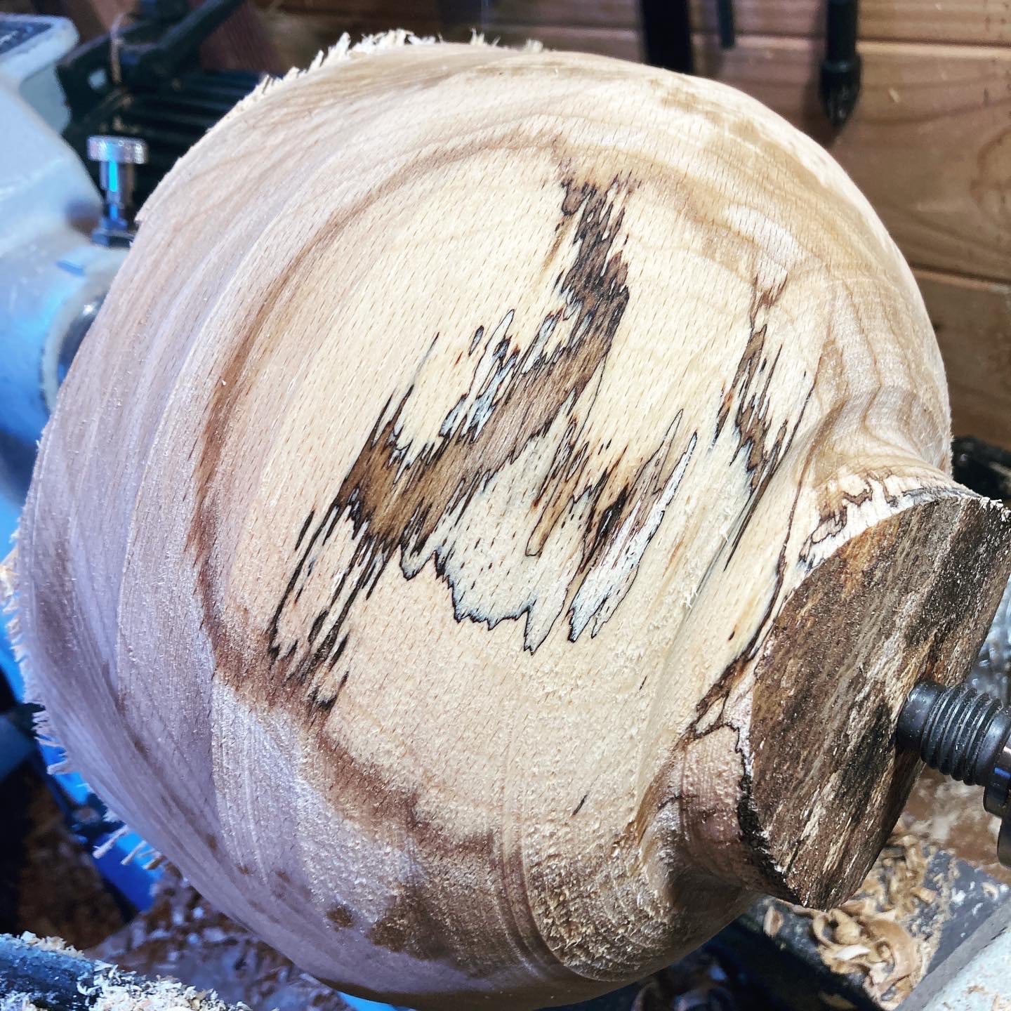 Een houten kom in wording op de draaibank. Salt + More Than Wood.