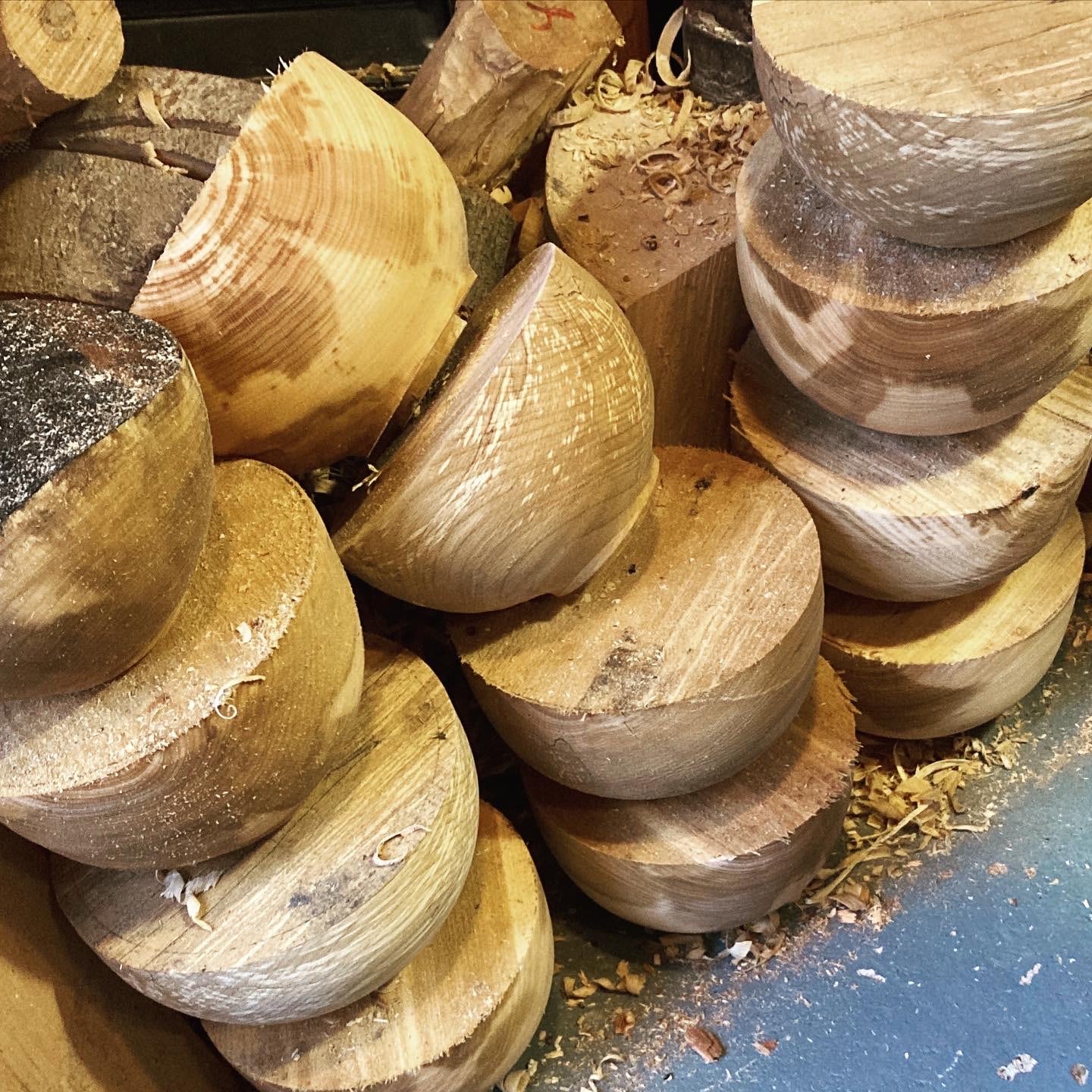 Een stapel houten kommen in wording. Salt + More Than Wood