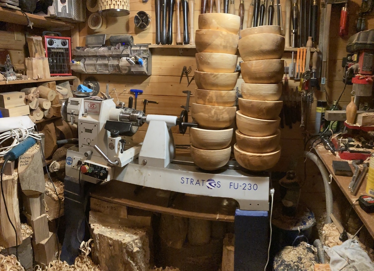 Een werkplaats voor houtbewerking met een stapel houten kommen. Salt + More Than Wood