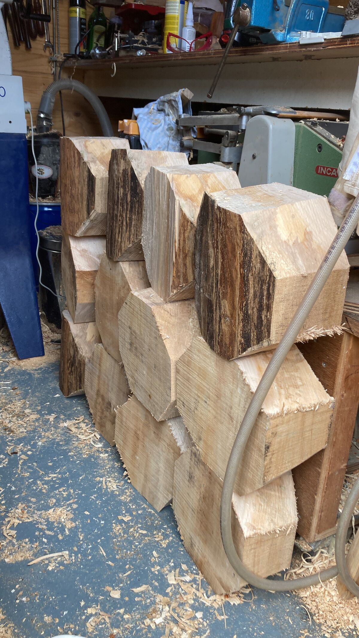 Een stapel boomstammetjes waar het begin van een kom is uitgehakt. Salt + More Than Wood