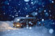 Een rode camperbus in de sneeuw. Foto uit de film 'The Meaningless Pursuit of Snow'.