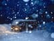 Een rode camperbus in de sneeuw. Foto uit de film 'The Meaningless Pursuit of Snow'.