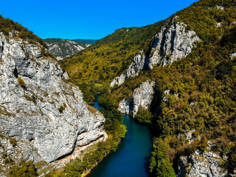 De Una-rivier in Kroatië met aan beide zijden hoge bergwanden.