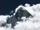De top van de Indiase berg Mount Shivling omringd door wolken. Foto: Nicolas Hojac