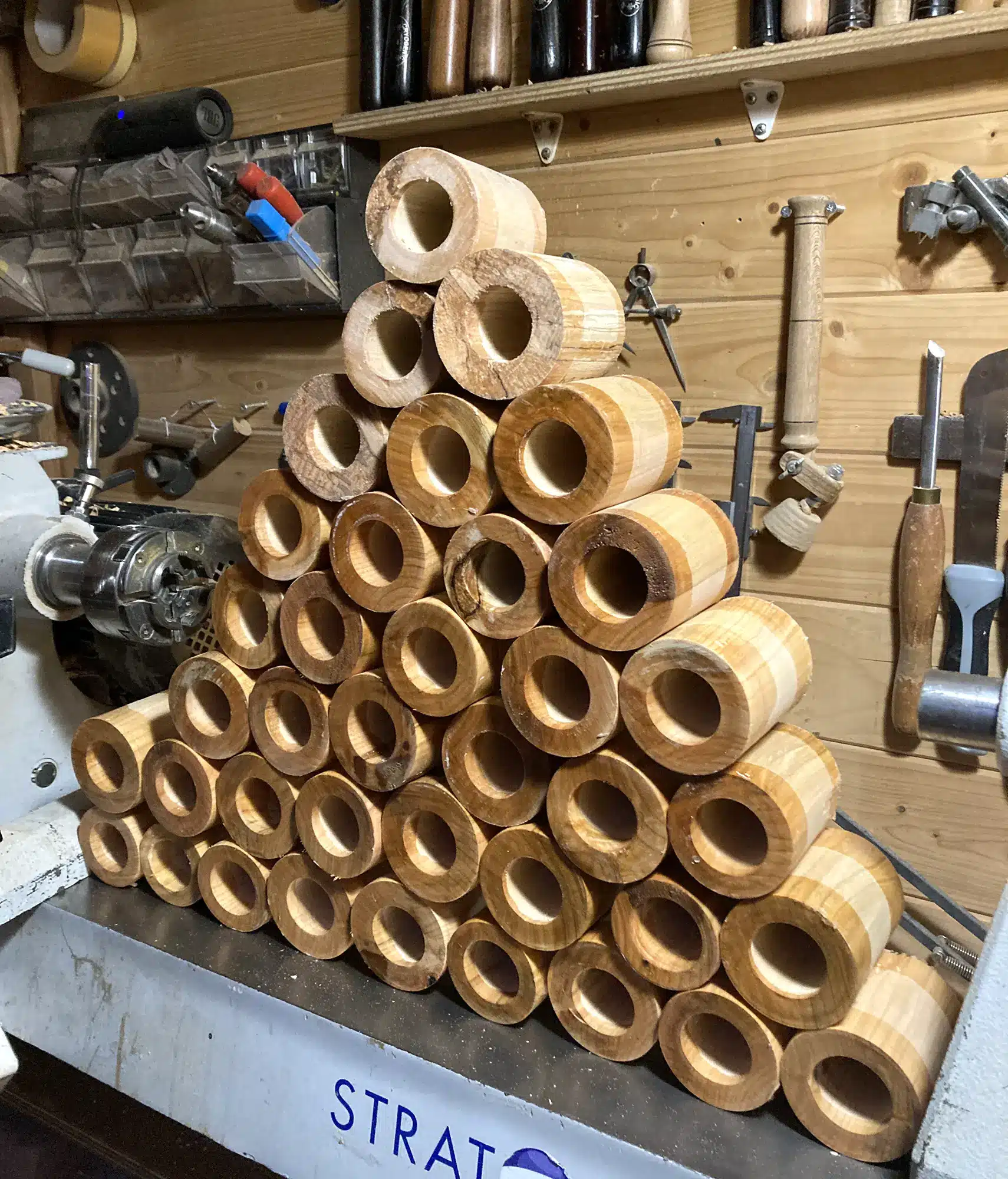 Ruwe vormen van de houten mokjes