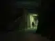 vrouw loopt in het donker