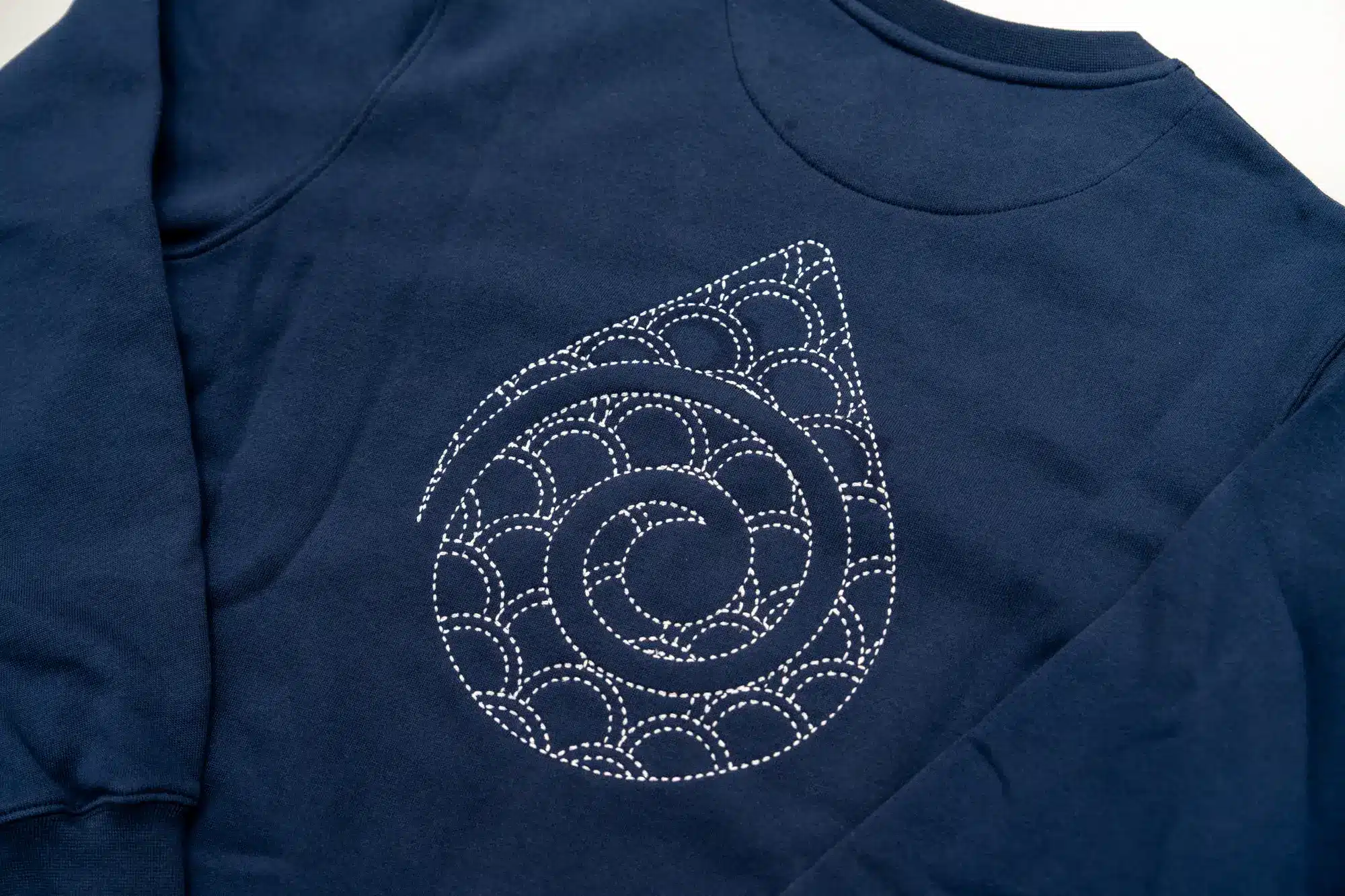 Blueloop: detail borduursel achterzijde sweater