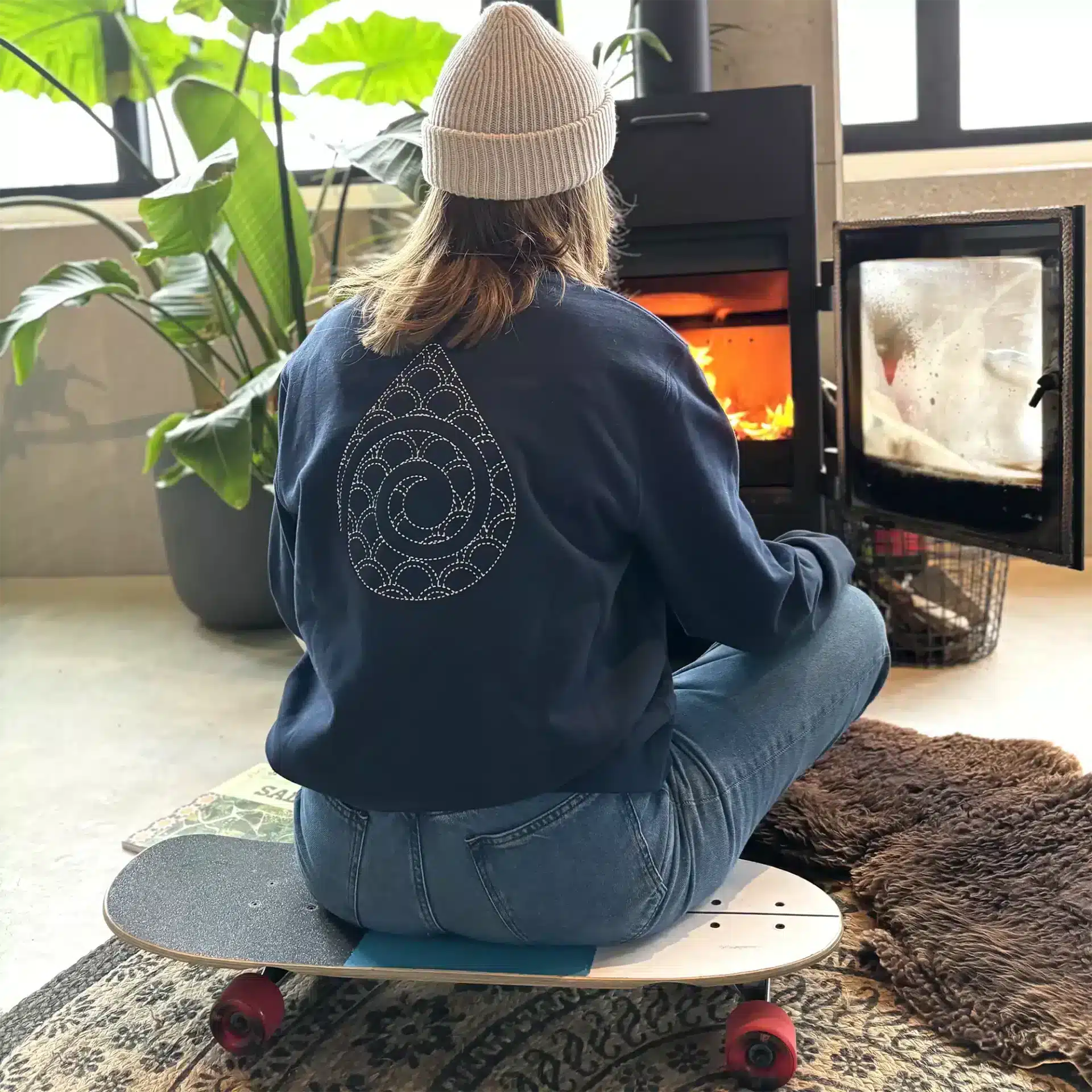 Dame in Salt x BlueLoop sweater voor een brandende houtkachel