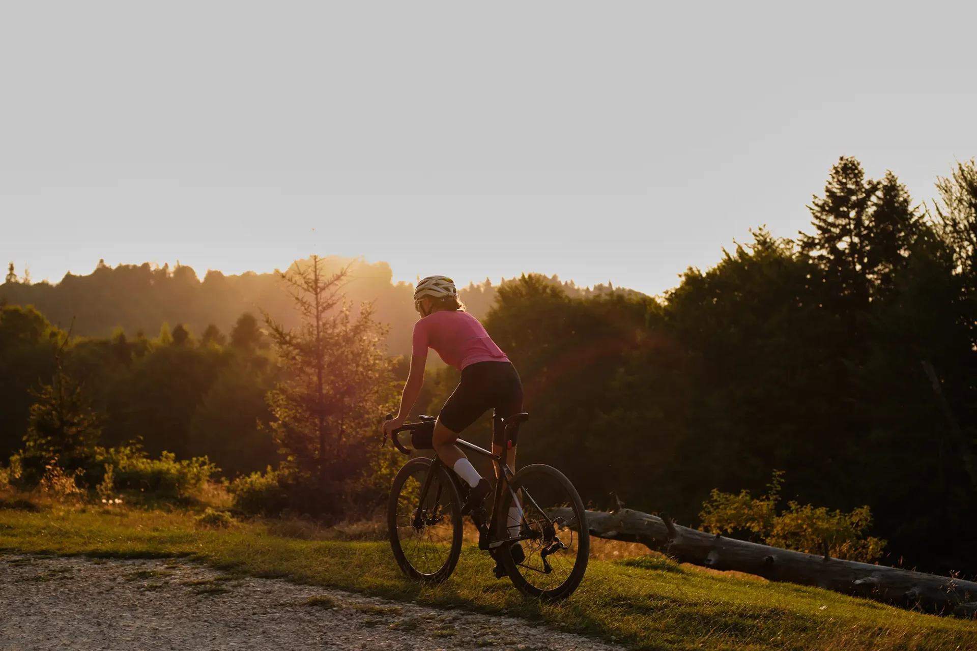 gravelbiken in golden hour