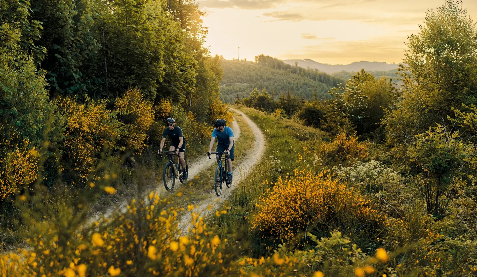twee gravel fietsers in het sauerland