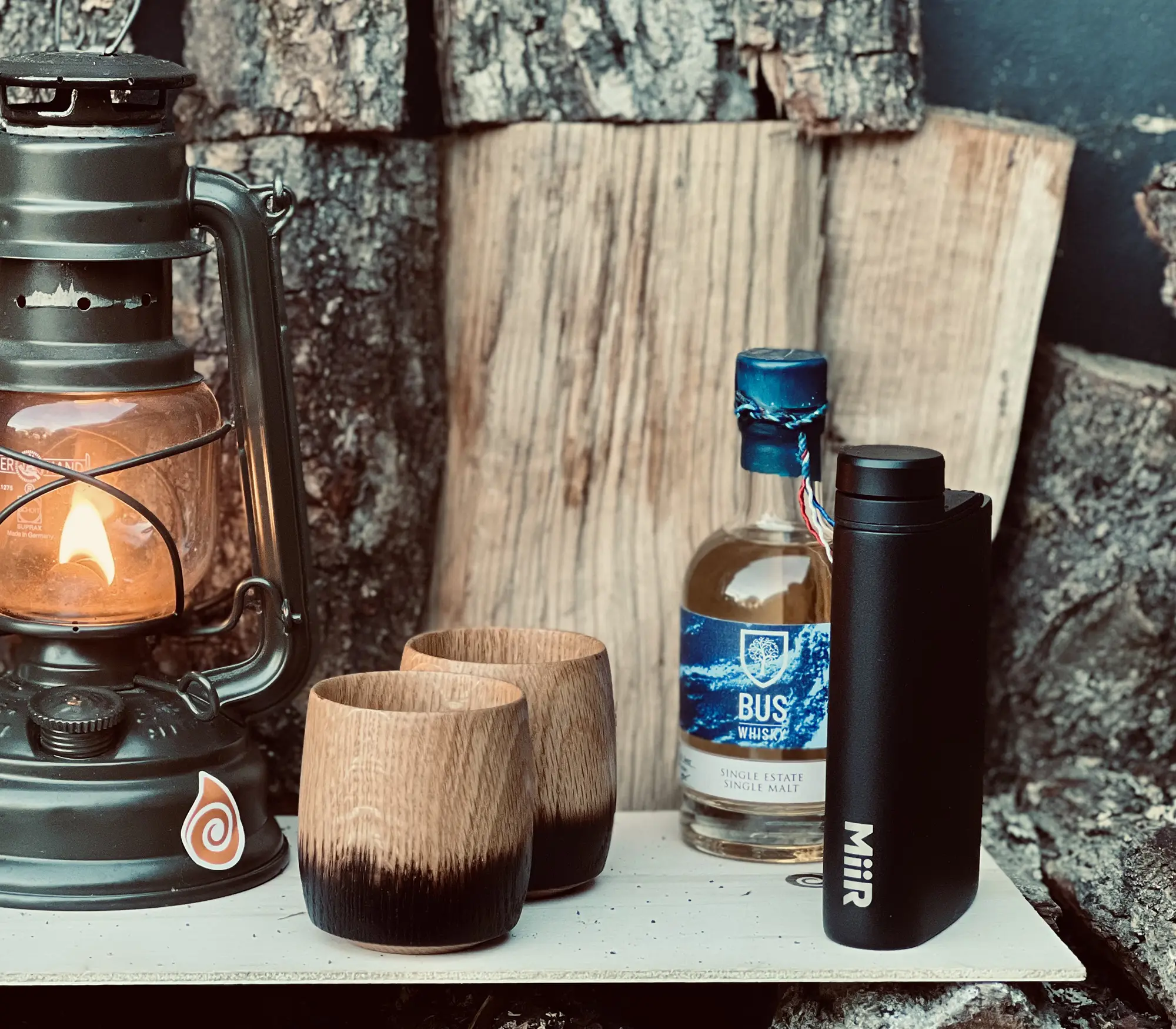 Saga set met Whiskey en Flask