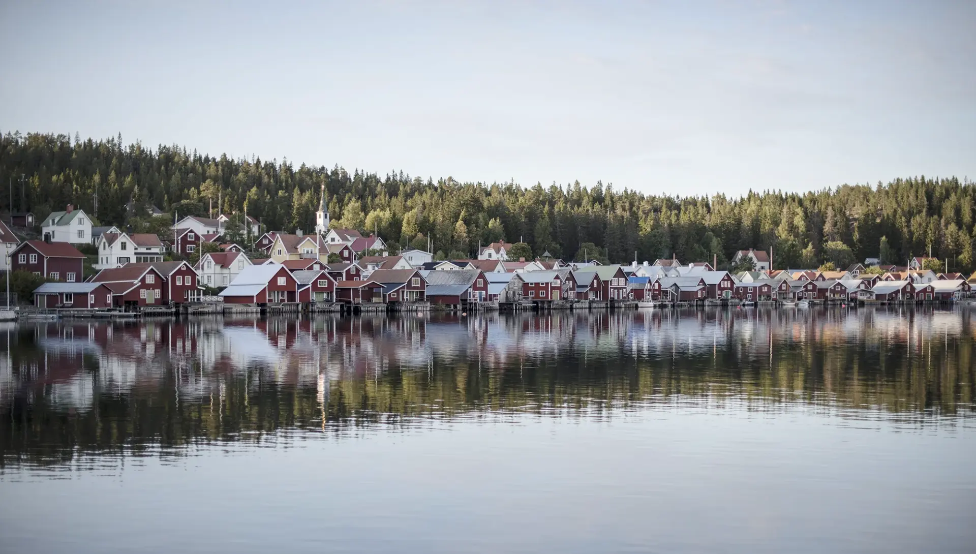 Rode vissershuisjes in Ulvon, Hoga Kusten