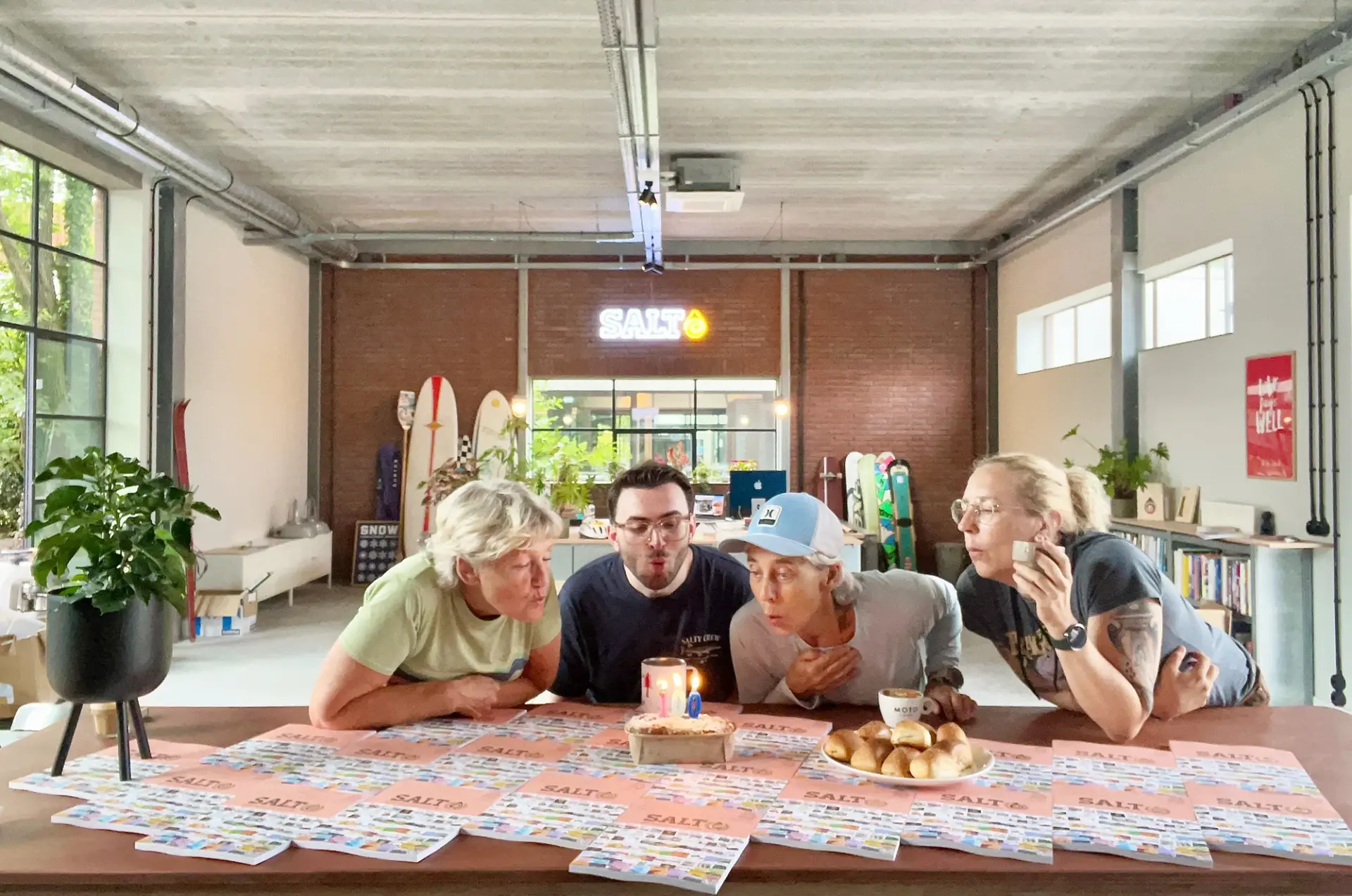 Kaarsjes uitblazen voor de Salt #100
Chris, Bram, Natasha en Laura