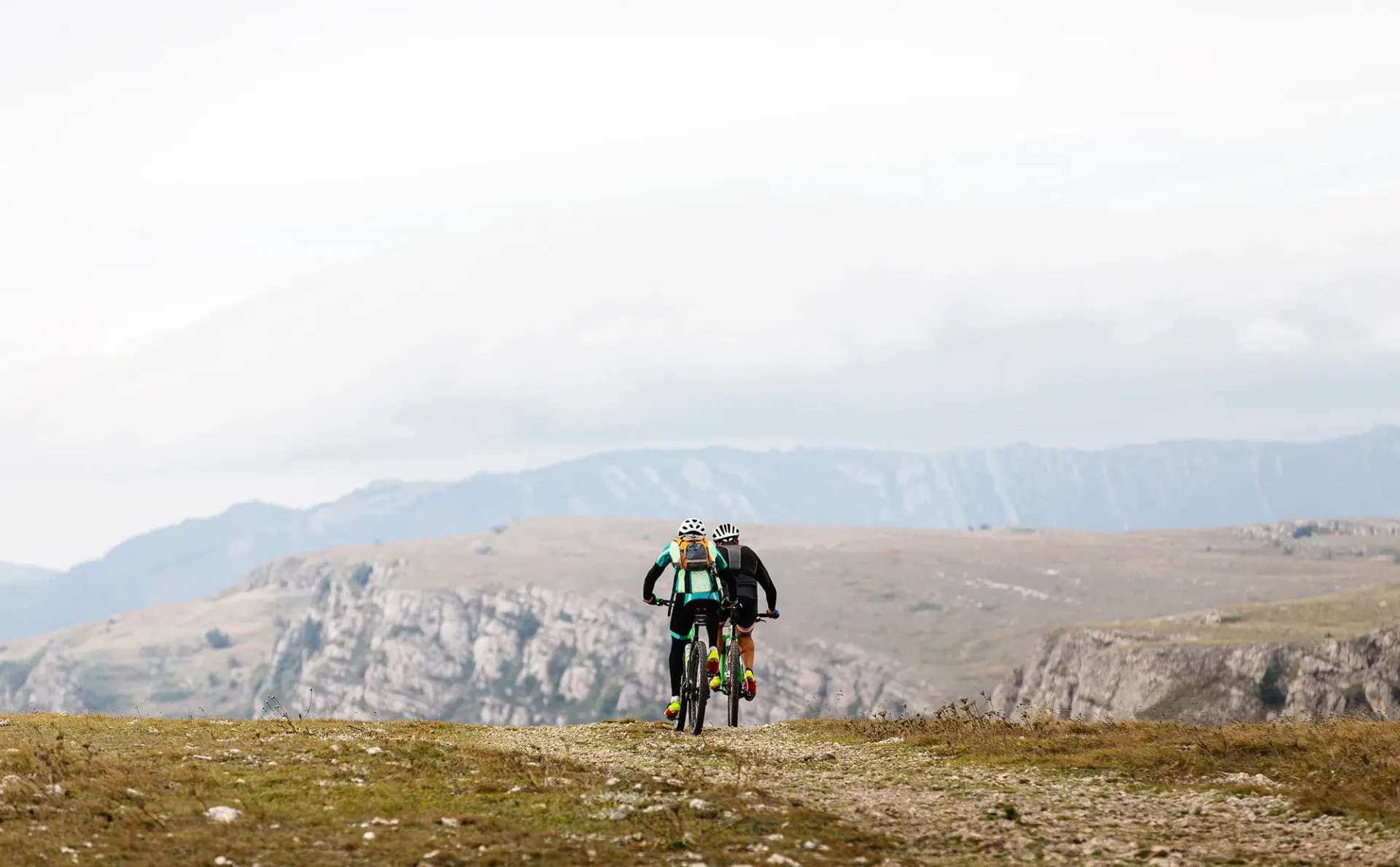 duursporters mountainbiken in de bergen
